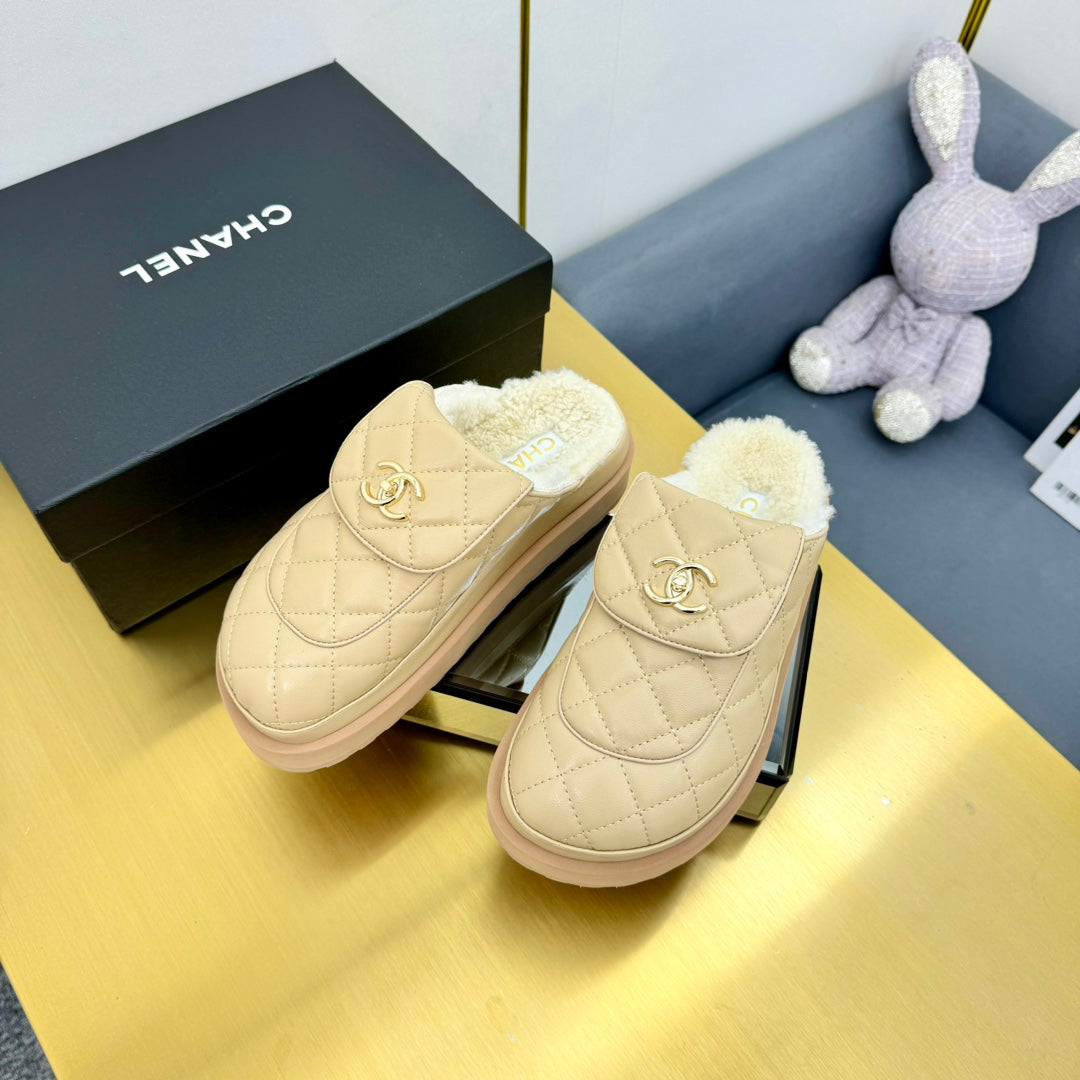 CHANEL THICK-SOLED SLIDE IN LIGHT YELLOW LAMBSKIN AND WOOL LINING