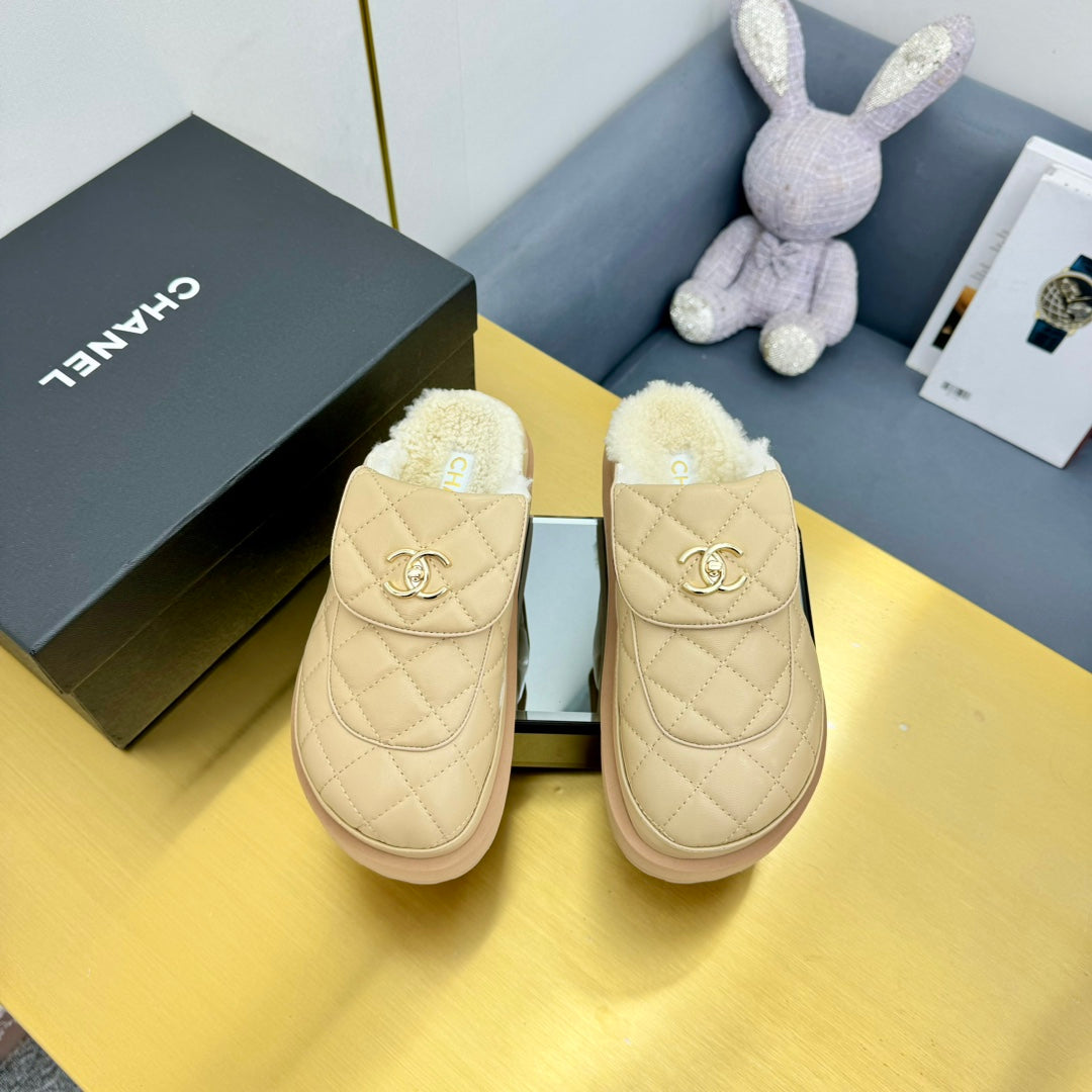 CHANEL THICK-SOLED SLIDE IN LIGHT YELLOW LAMBSKIN AND WOOL LINING