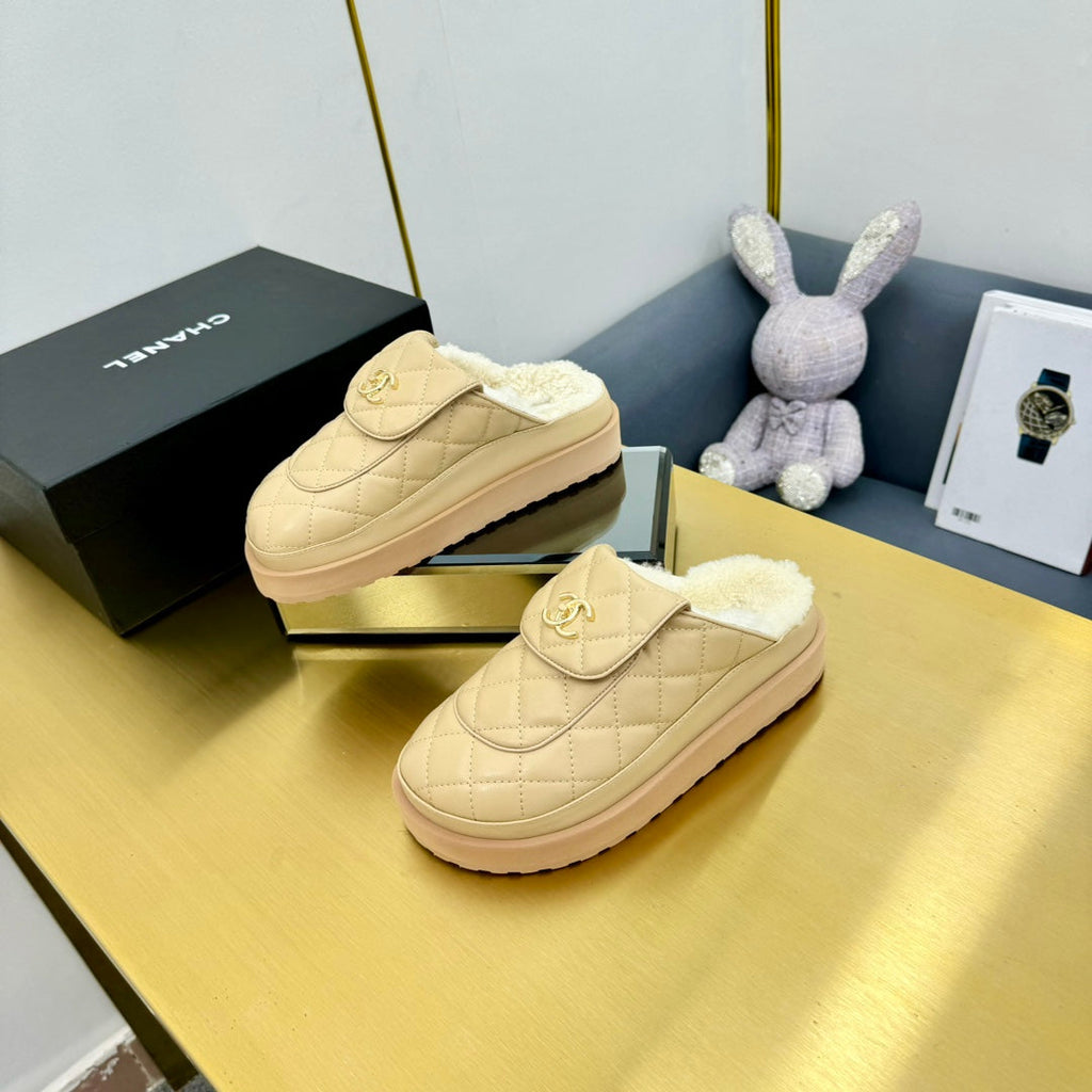 CHANEL THICK-SOLED SLIDE IN LIGHT YELLOW LAMBSKIN AND WOOL LINING