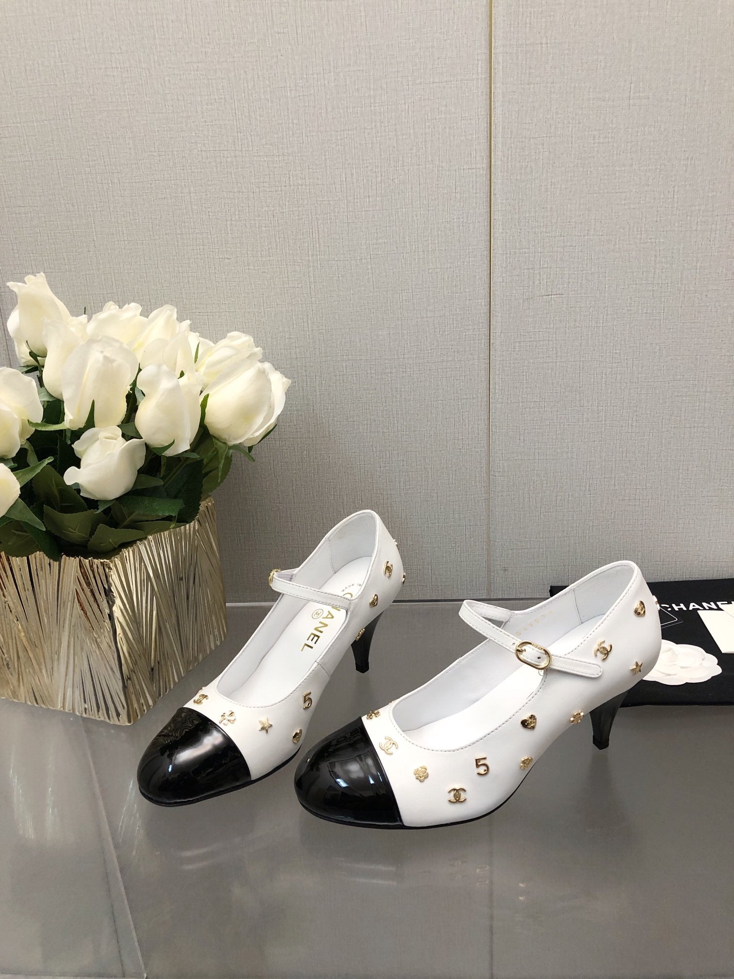 CHANEL MARY JANE WHITE MIX BLACK LAMBSKIN ATTACH METAL