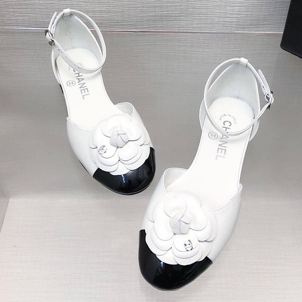 CHANEL WHITE MIX BLACK LAMBSKIN CAMELLIA HOLLOW SANDAL