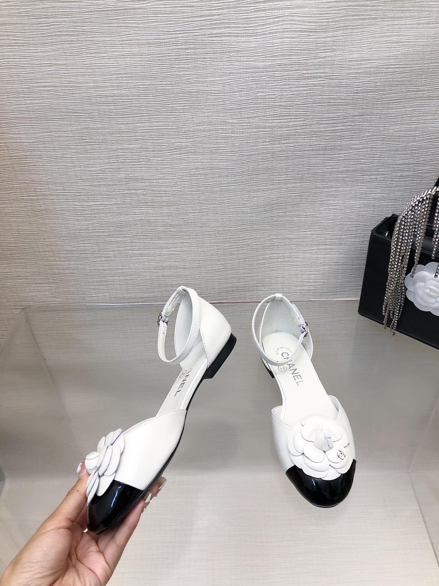 CHANEL WHITE MIX BLACK LAMBSKIN CAMELLIA HOLLOW SANDAL