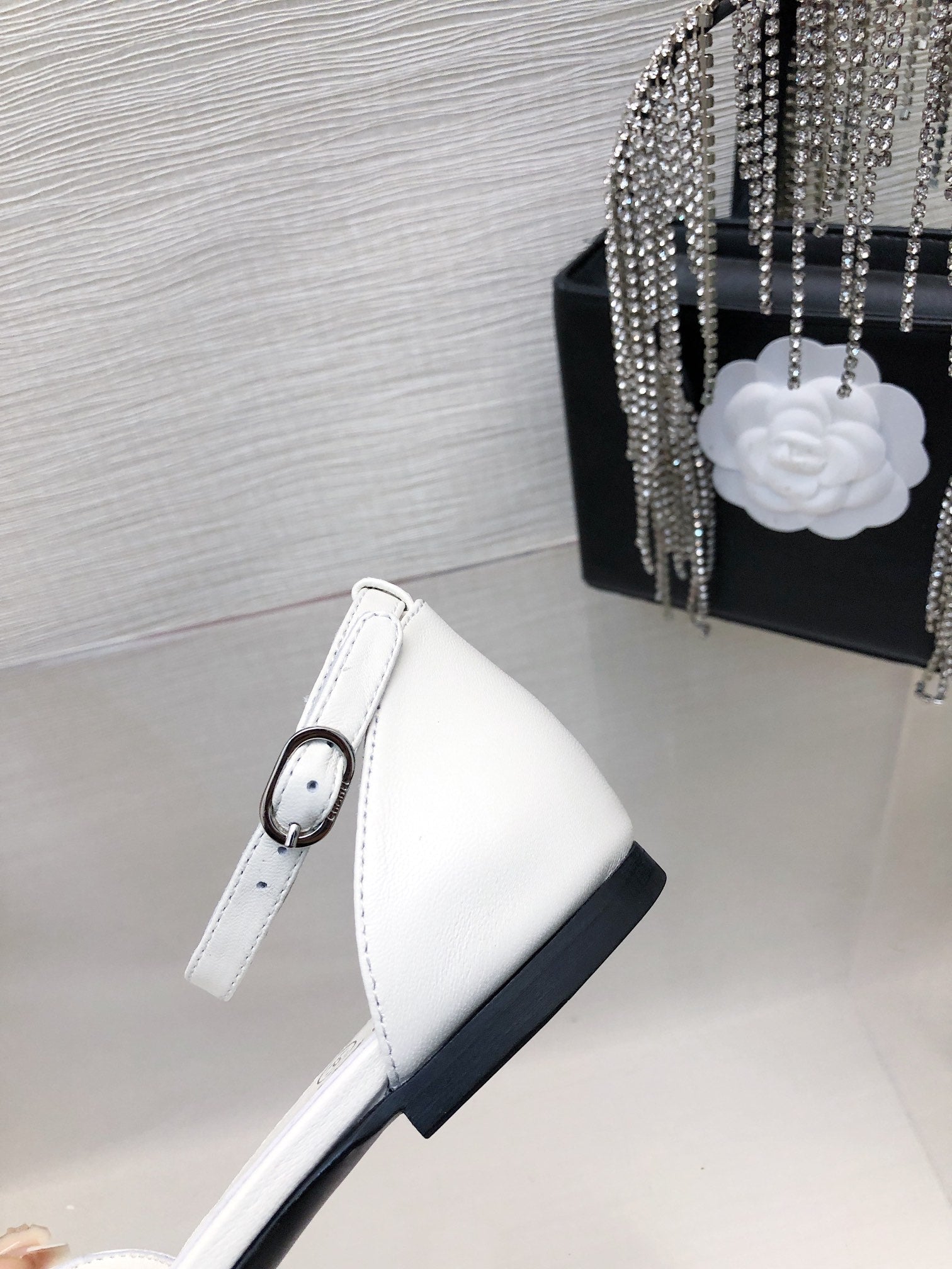 CHANEL WHITE MIX BLACK LAMBSKIN CAMELLIA HOLLOW SANDAL