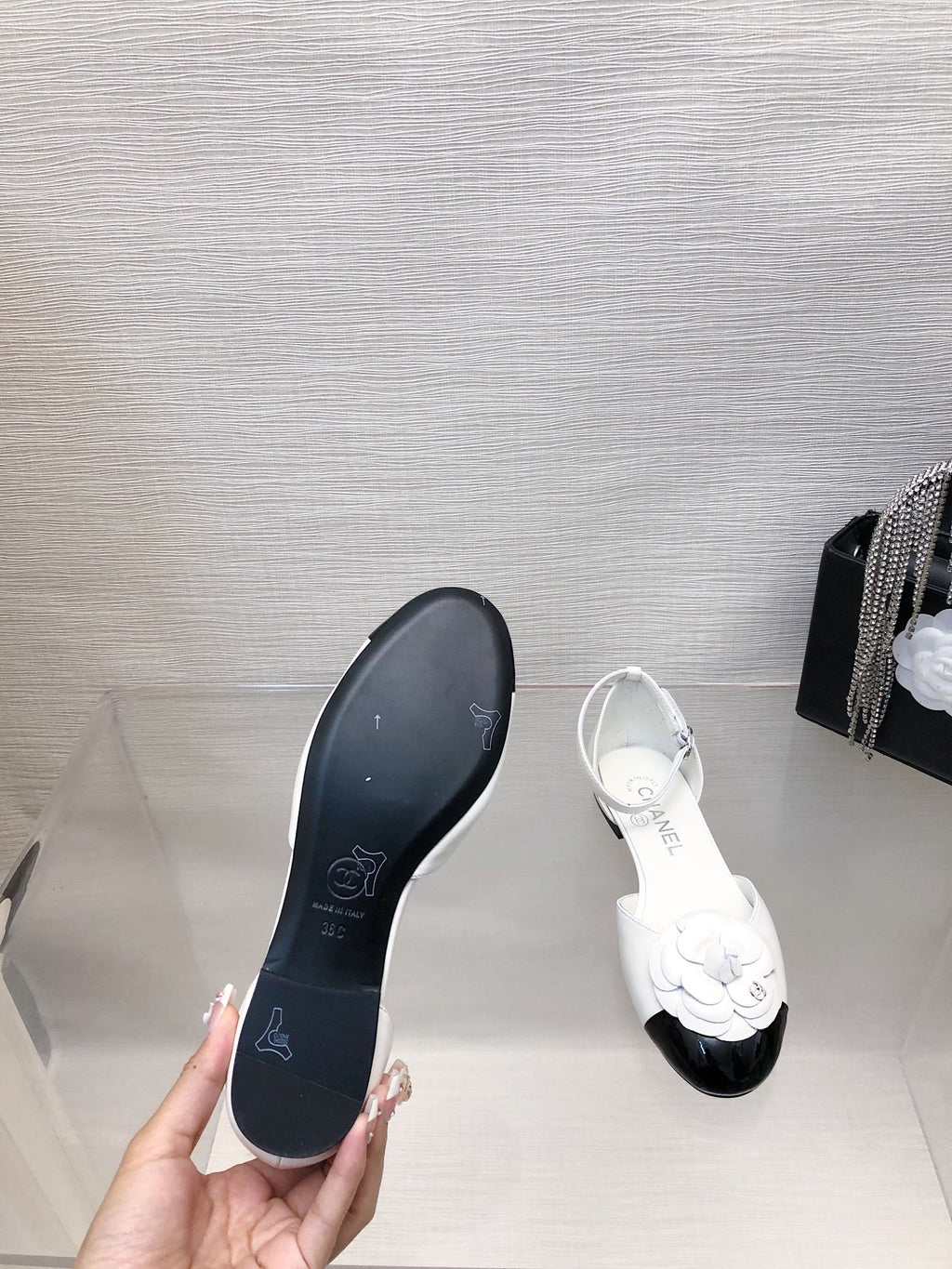 CHANEL WHITE MIX BLACK LAMBSKIN CAMELLIA HOLLOW SANDAL