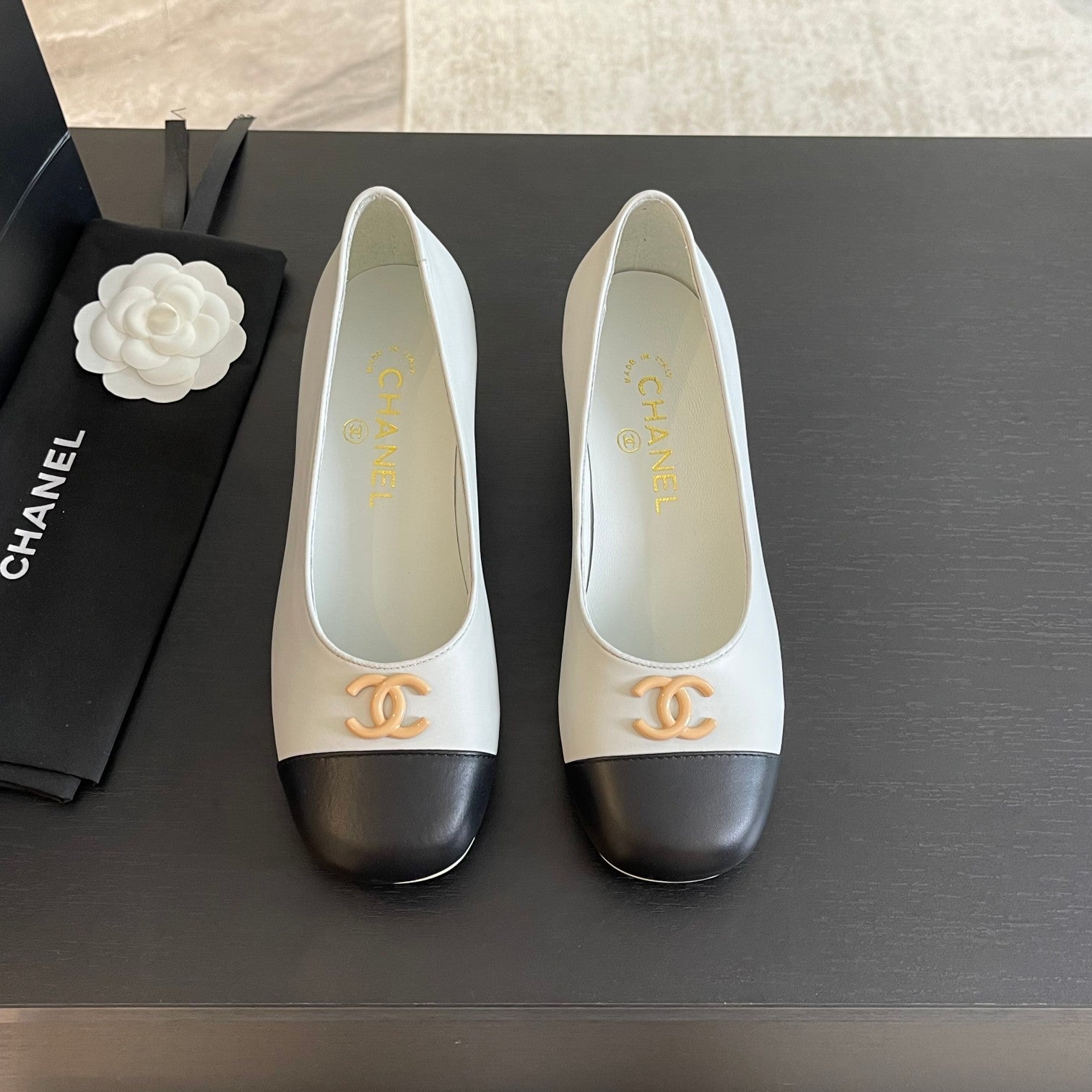 CHANEL PUMP WHITE MIX BLACK CALFSKIN