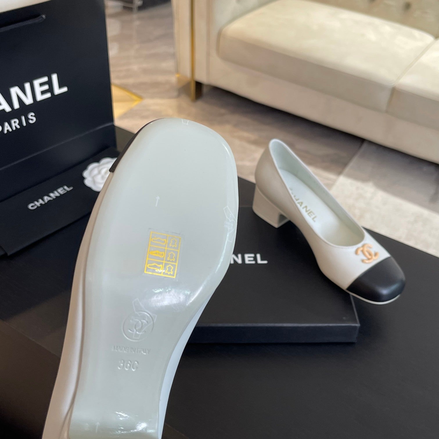 CHANEL PUMP WHITE MIX BLACK CALFSKIN