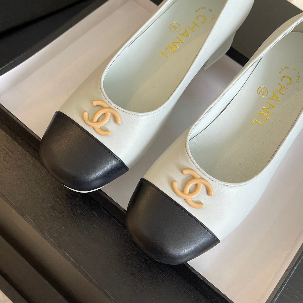 CHANEL PUMP WHITE MIX BLACK CALFSKIN