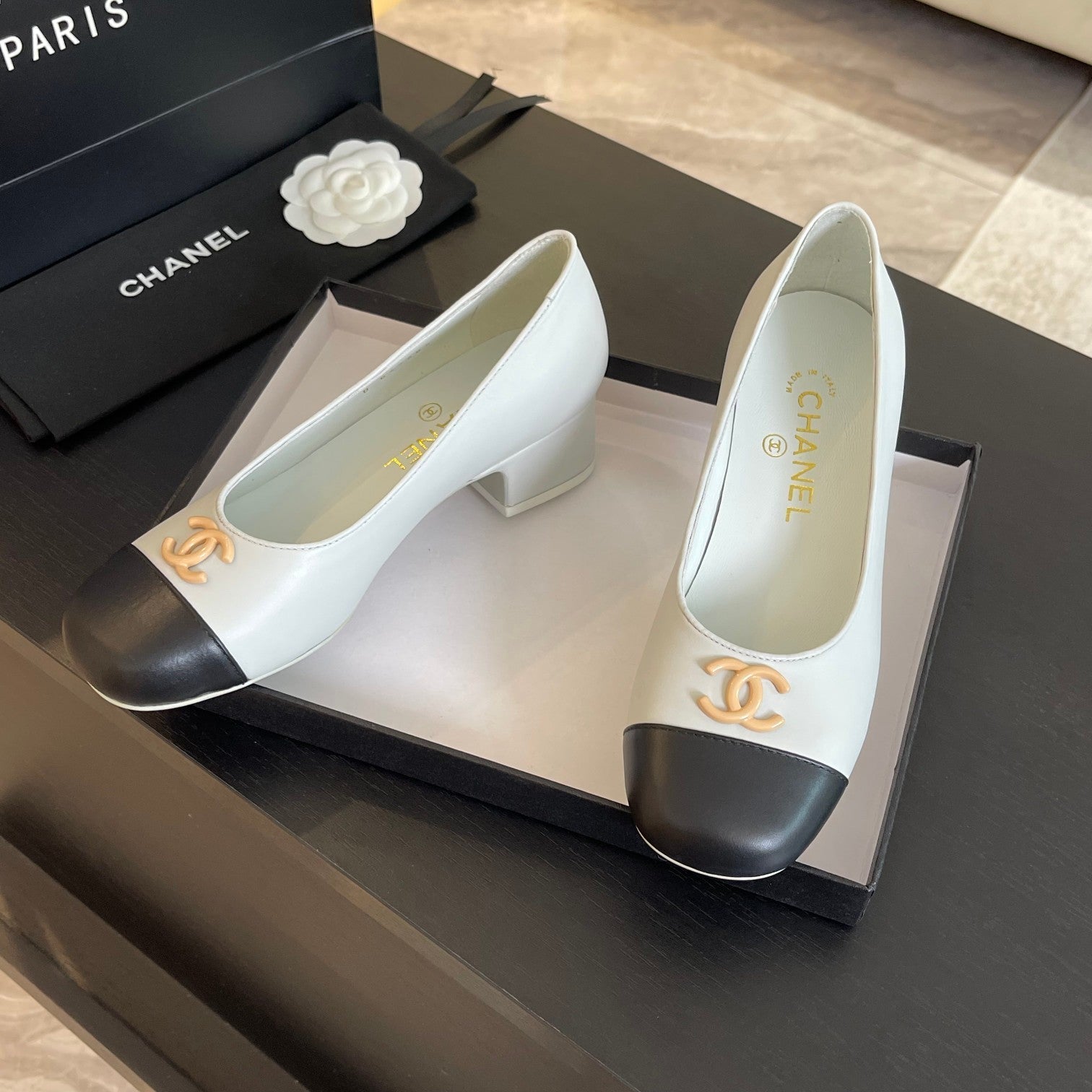 CHANEL PUMP WHITE MIX BLACK CALFSKIN