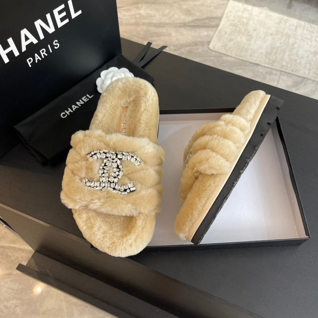 CHANEL SLIPPERS IN BEIGE CREAM FUR