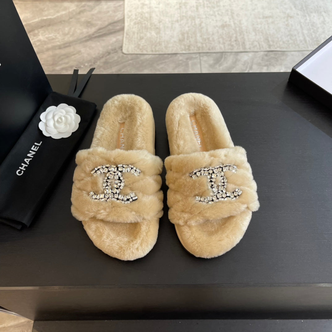 CHANEL SLIPPERS IN BEIGE CREAM FUR