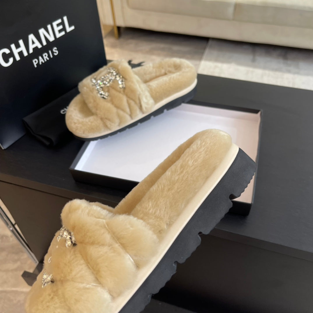 CHANEL SLIPPERS IN BEIGE CREAM FUR