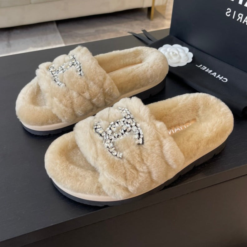 CHANEL SLIPPERS IN BEIGE CREAM FUR