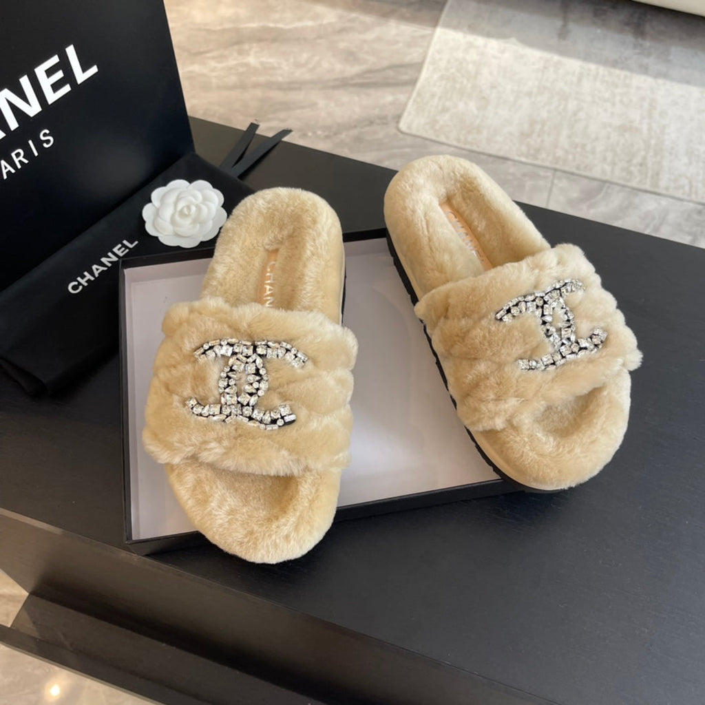 CHANEL SLIPPERS IN BEIGE CREAM FUR