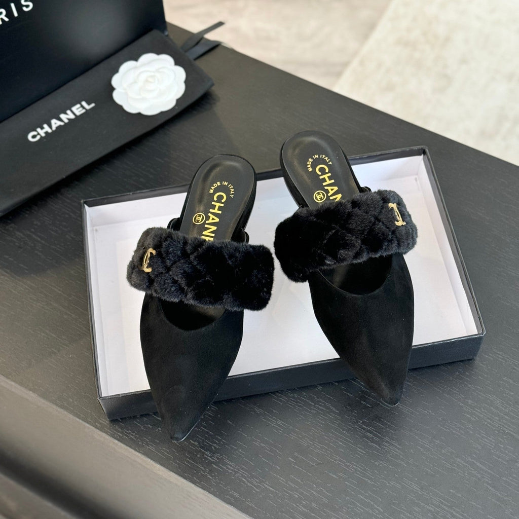 CHANEL MULE IN BLACK SMOOTH FLEECE WITH GOLD HARDWARE