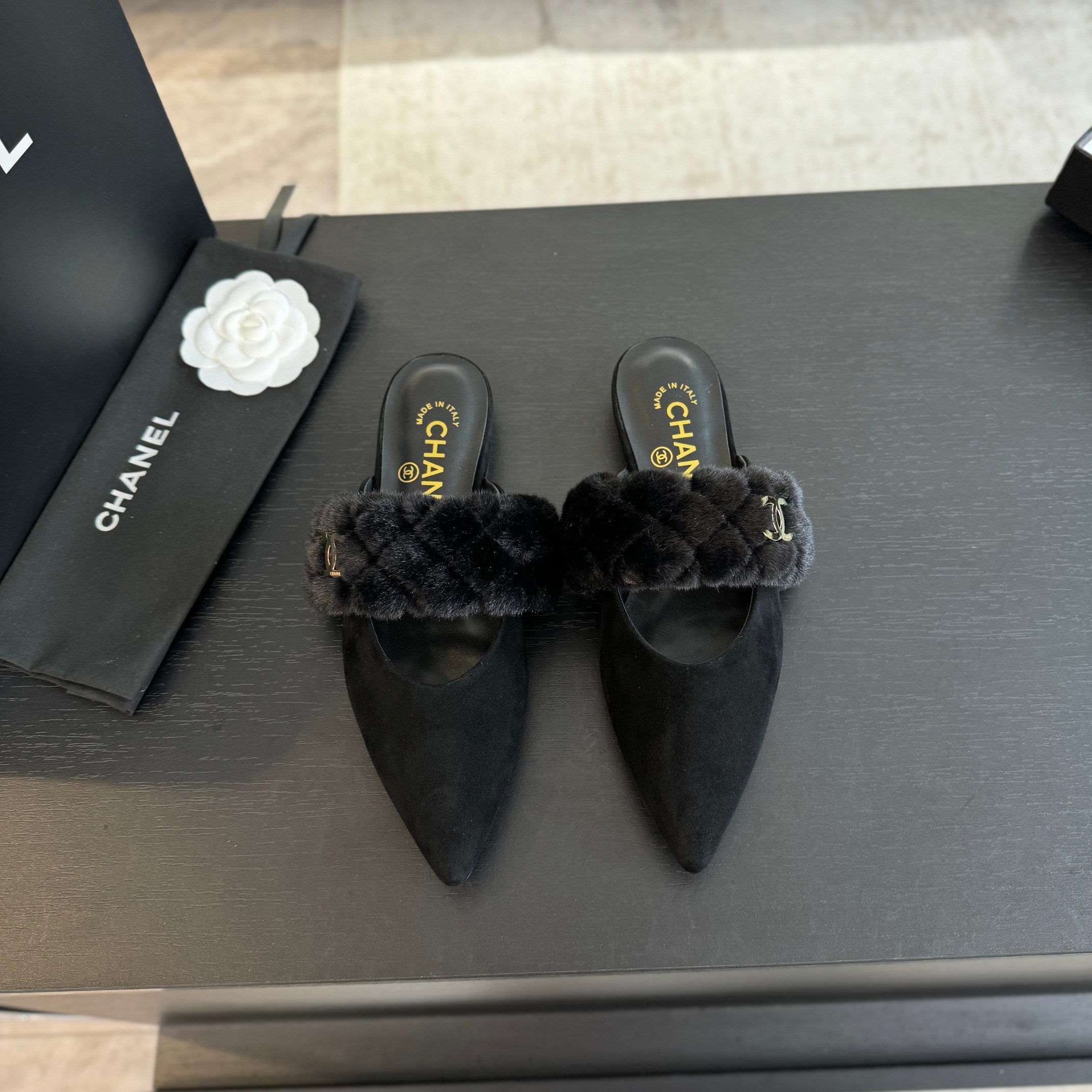 CHANEL MULE IN BLACK SMOOTH FLEECE WITH GOLD HARDWARE