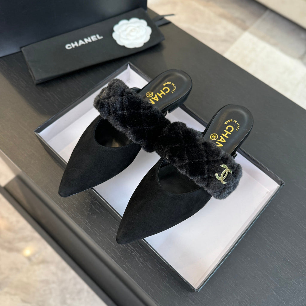 CHANEL MULE IN BLACK SMOOTH FLEECE WITH GOLD HARDWARE