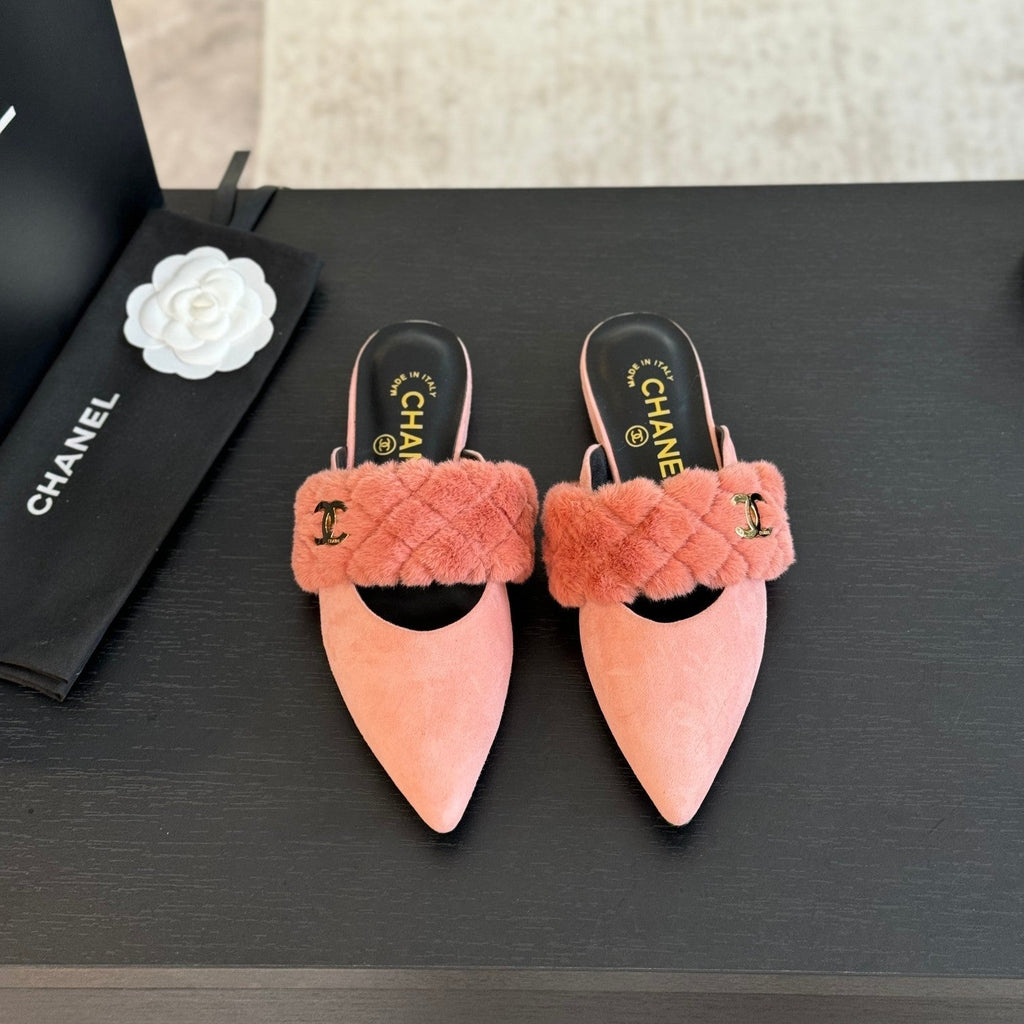 CHANEL MULE IN LIGHT PINK SMOOTH FLEECE WITH GOLD HARDWARE