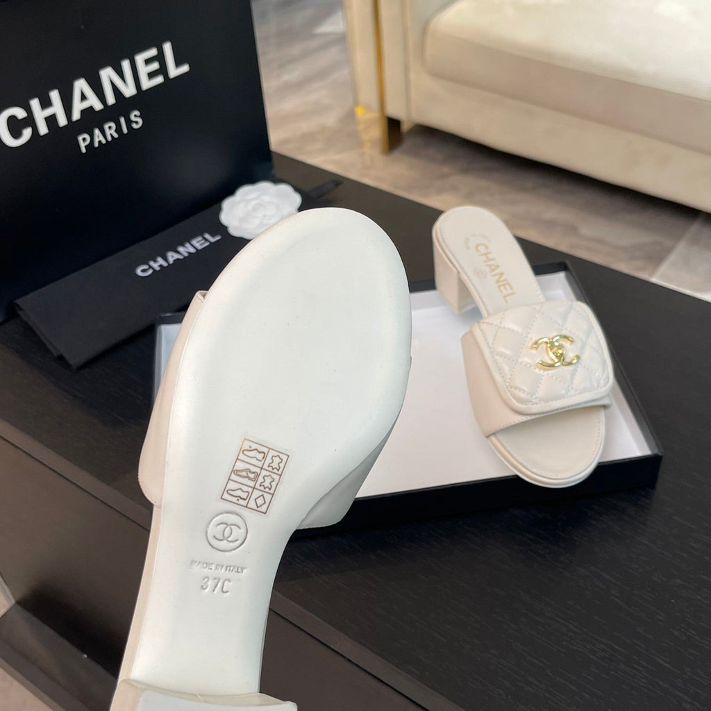 CHANEL MID-HEEL 5 CM MULE IN WHITE LAMBSKIN