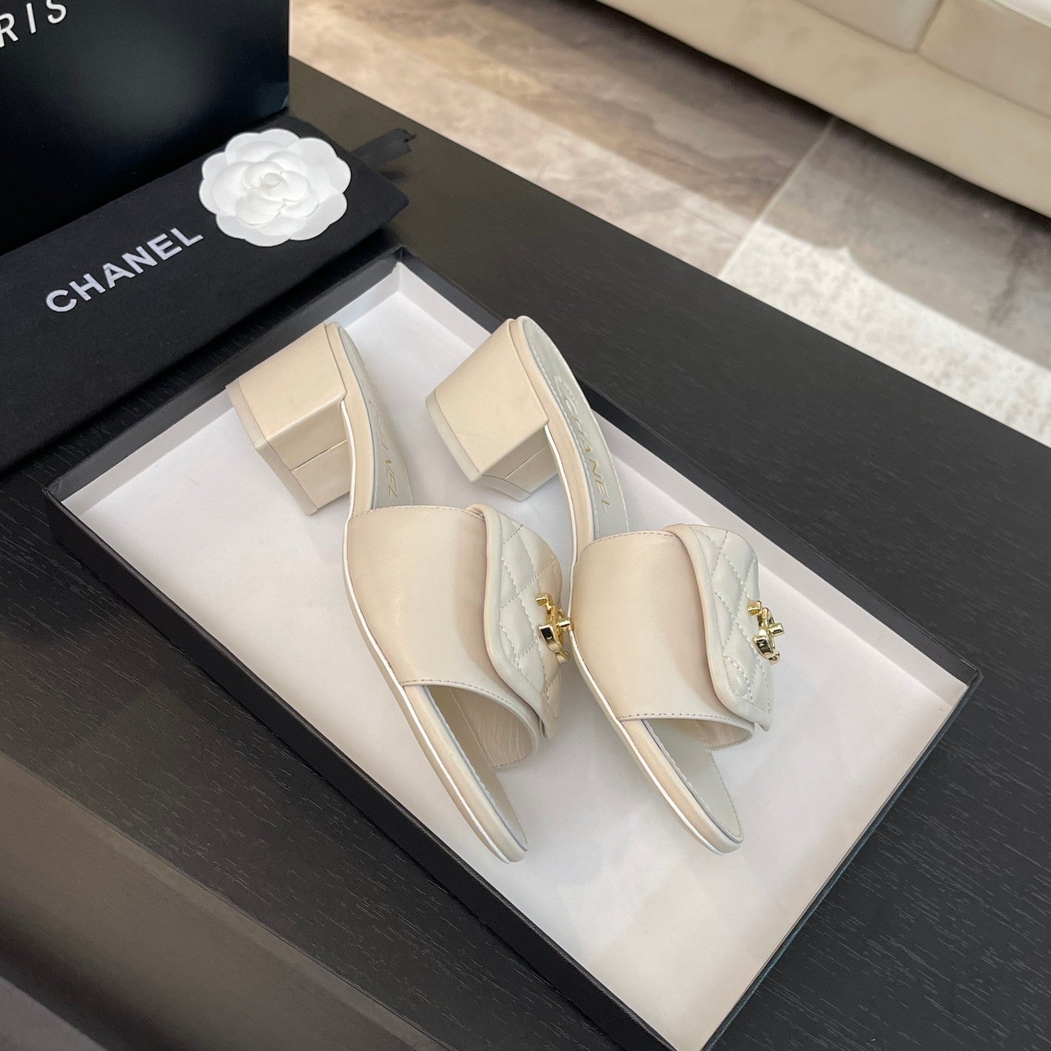 CHANEL MID-HEEL 5 CM MULE IN WHITE LAMBSKIN