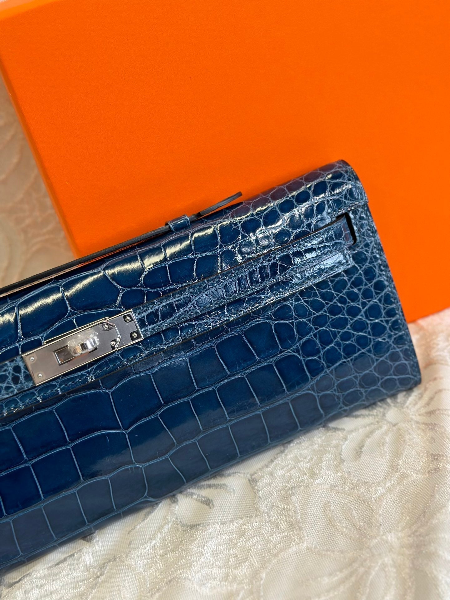 HERMES KELLY CUT 31 IN NAVY BLUE SHINNY ALLIGATOR LEATHER WITH SILVER HARDWARE