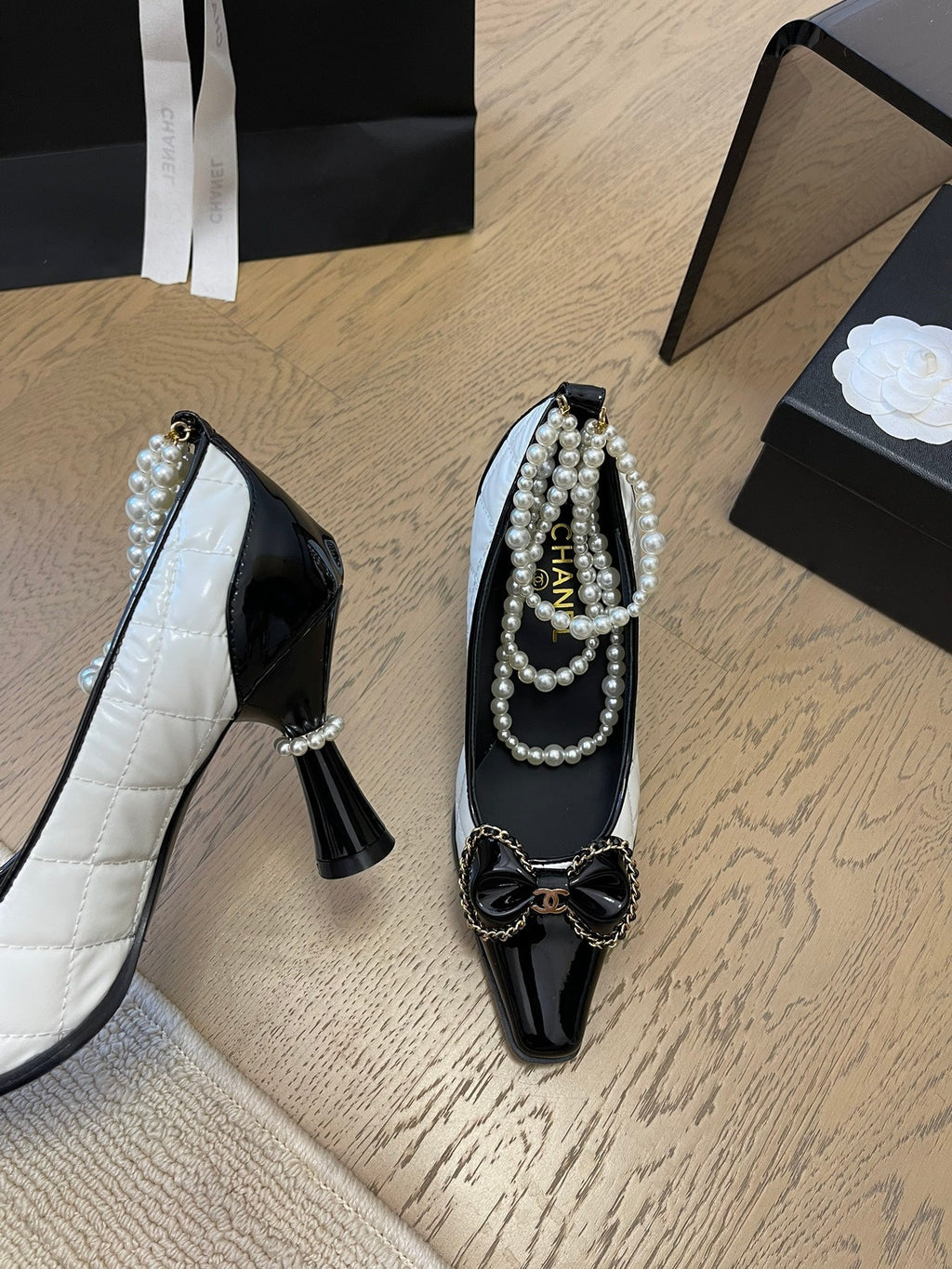 CHANEL HIGH HEEL 8 CM IN WHITE MIX BLACK CALFSKIN WITH PEARL CHAIN