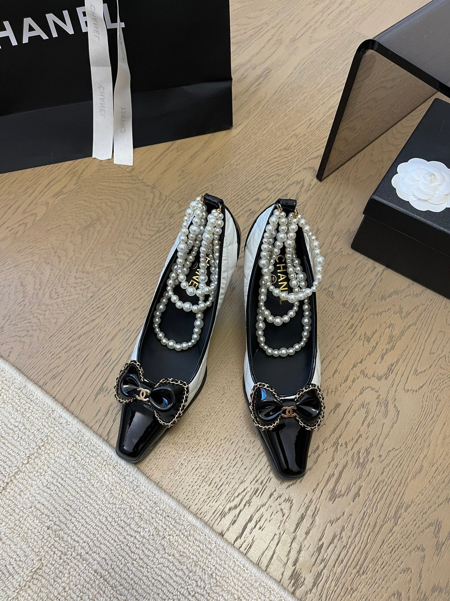 CHANEL HIGH HEEL 8 CM IN WHITE MIX BLACK CALFSKIN WITH PEARL CHAIN