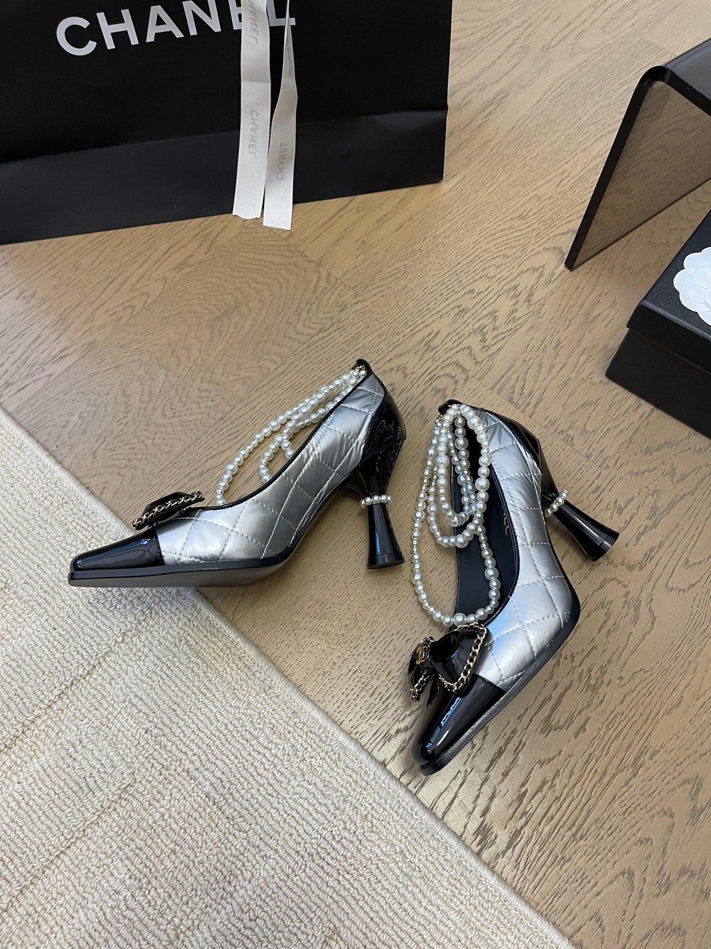 CHANEL HIGH HEEL 8 CM IN SILVER MIX BLACK CALFSKIN WITH PEARL CHAIN
