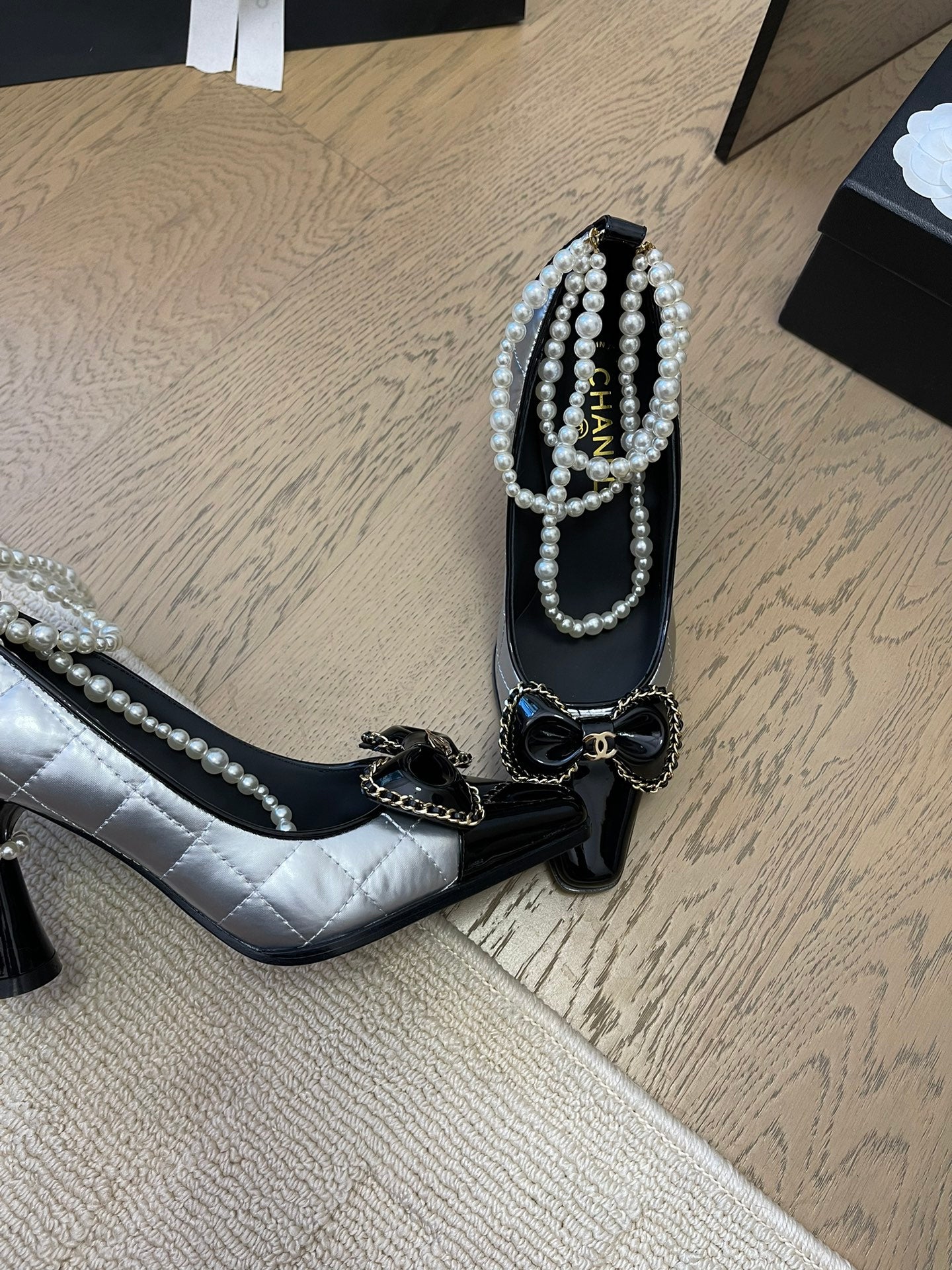CHANEL HIGH HEEL 8 CM IN SILVER MIX BLACK CALFSKIN WITH PEARL CHAIN