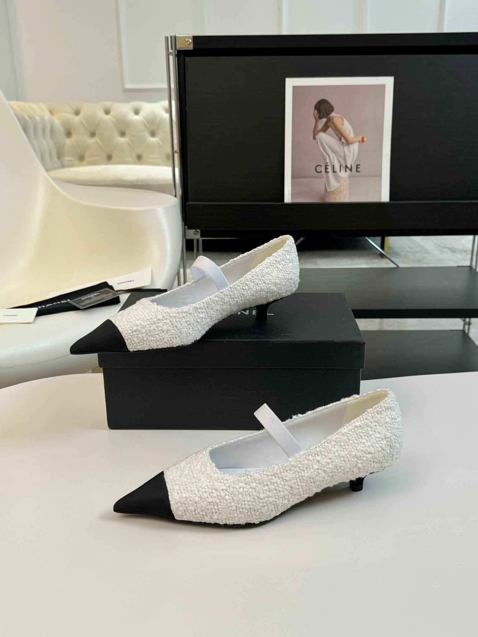 CHANEL MARY JANE IN WHITE TWEED AND BLACK SATIN