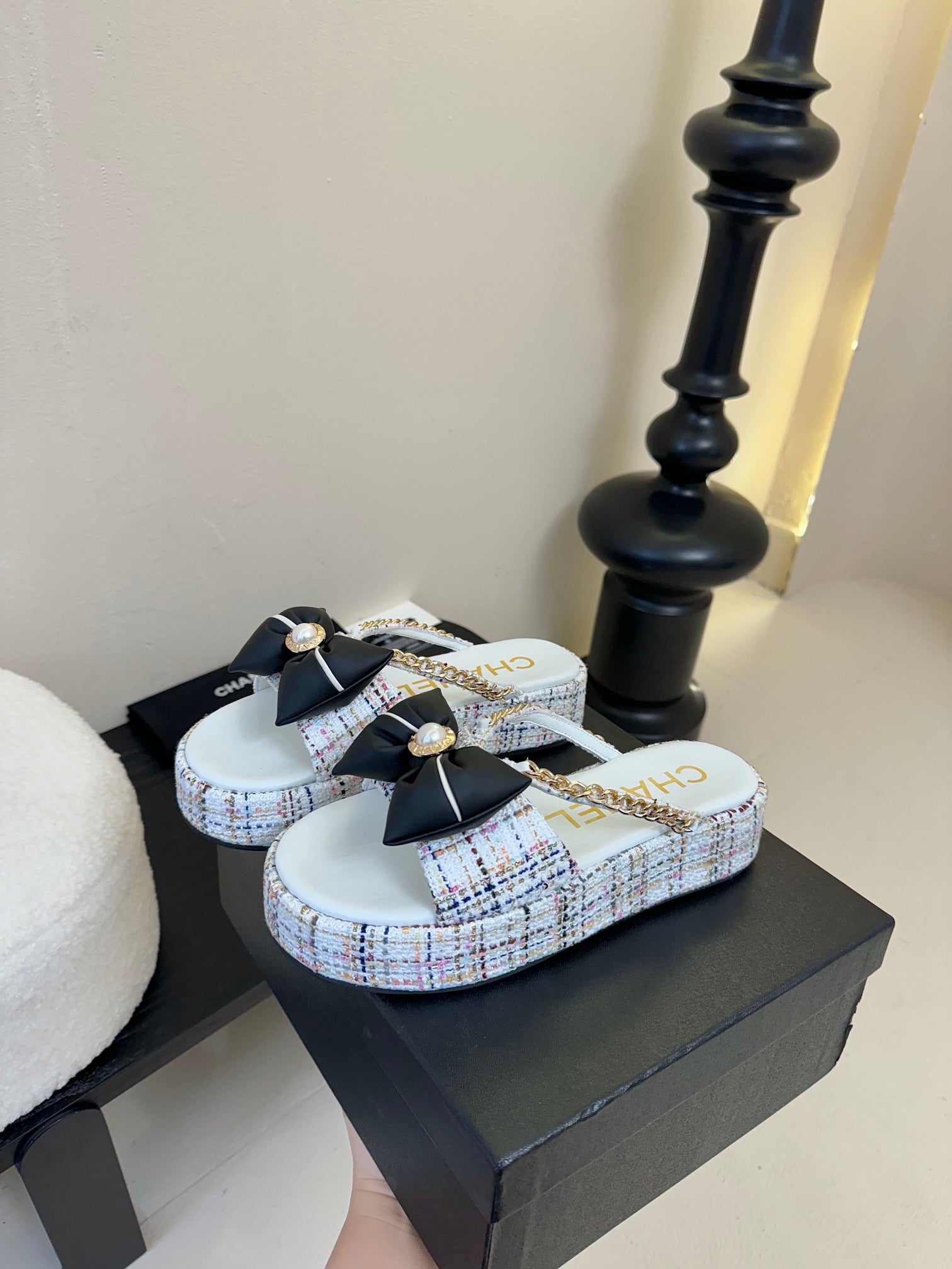 CHANEL PLATFORM FLIP-FLOPS IN WHITE TWEED FABRIC