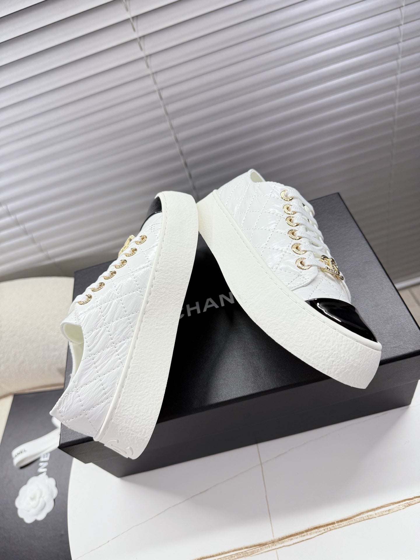 CHANEL 25S TRAINERS WHITE AND BLACK 35MM IN CALFSKIN