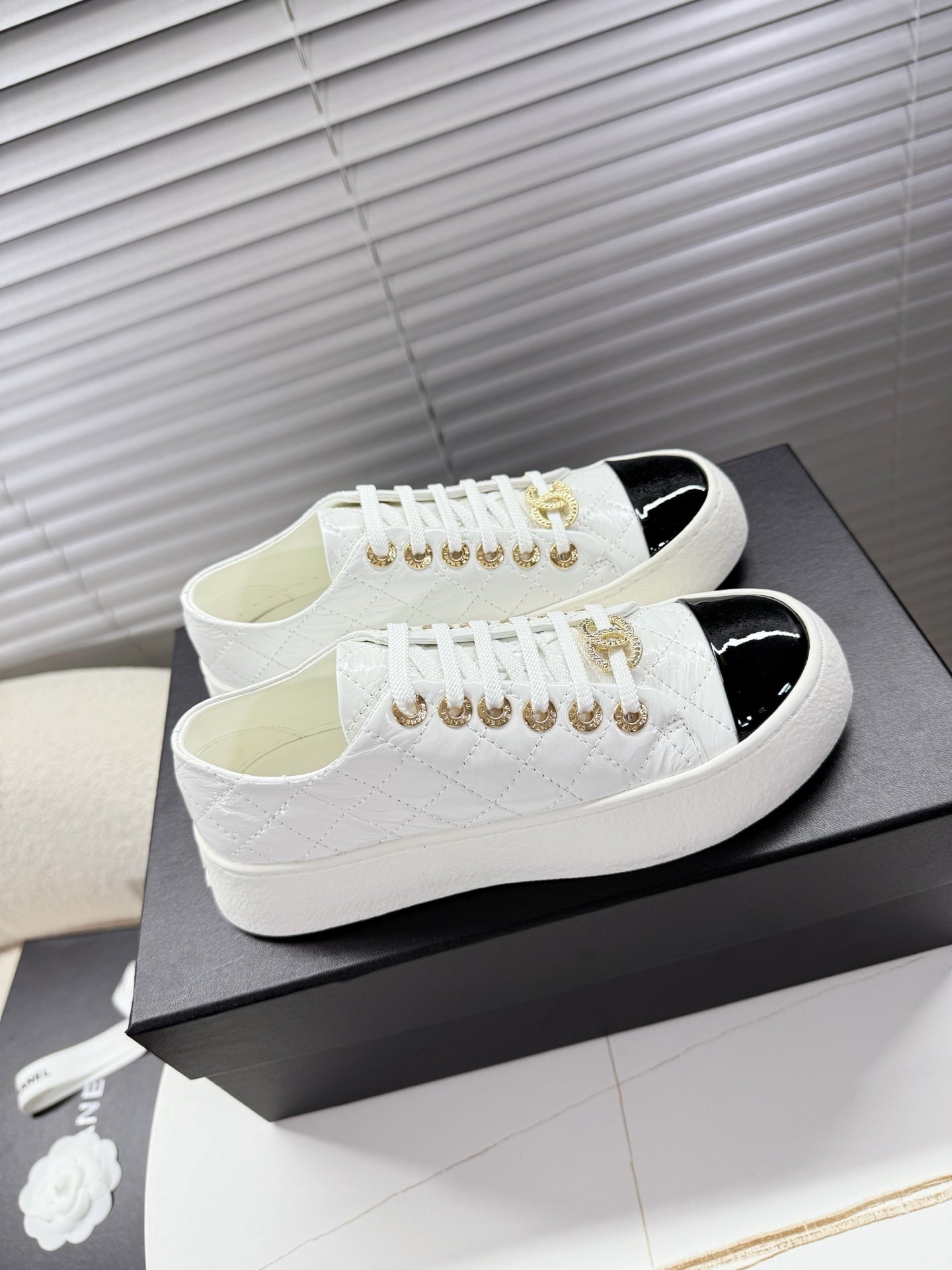CHANEL 25S TRAINERS WHITE AND BLACK 35MM IN CALFSKIN