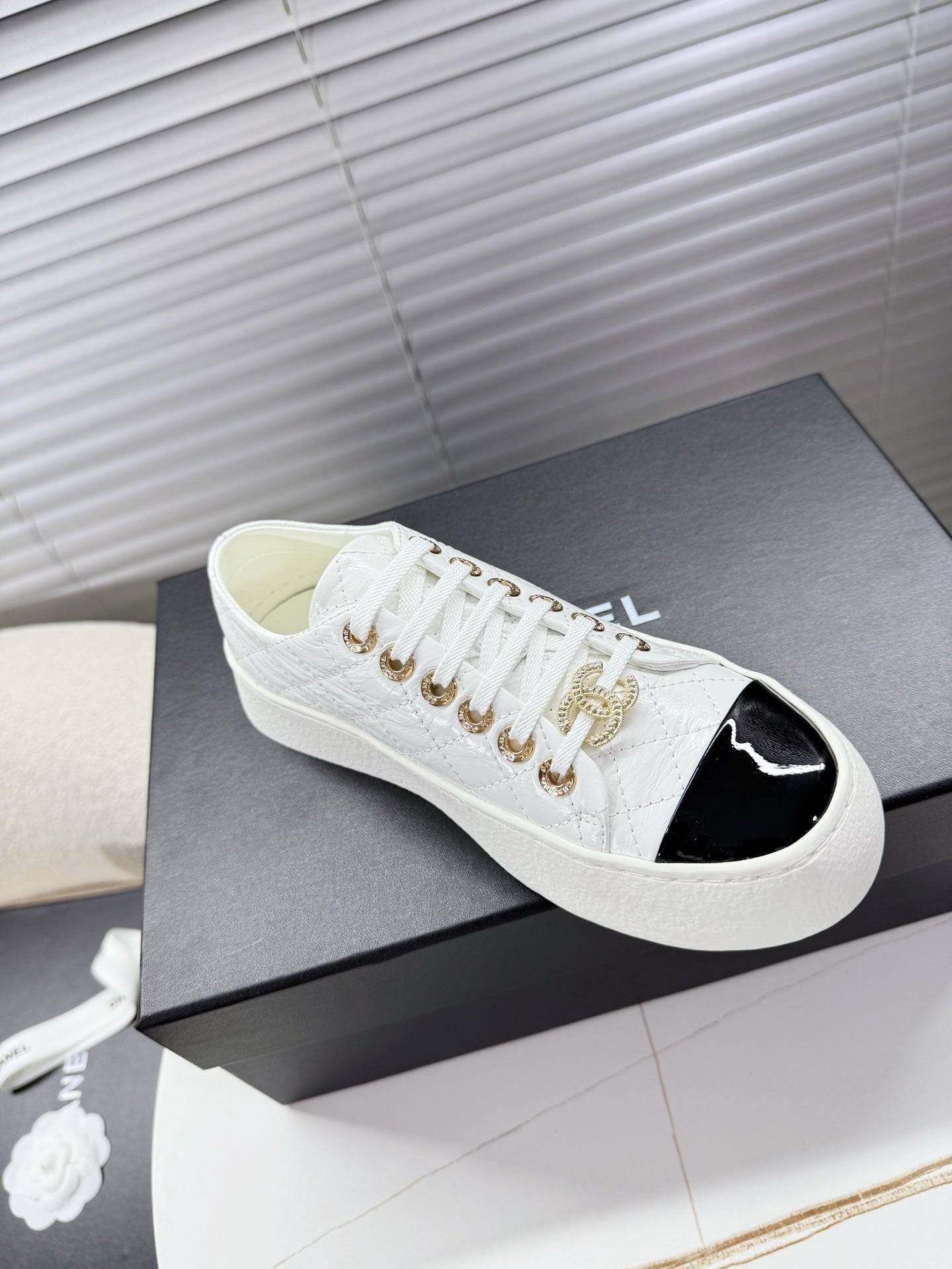 CHANEL 25S TRAINERS WHITE AND BLACK 35MM IN CALFSKIN