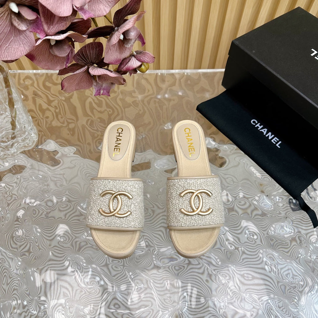 CHANEL PLATFORM SLIPPERS IN LIGHT GREY TWEED AND LAMBSKIN