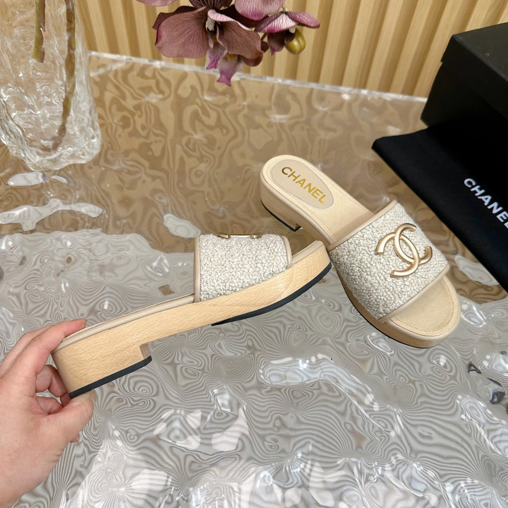 CHANEL PLATFORM SLIPPERS IN LIGHT GREY TWEED AND LAMBSKIN
