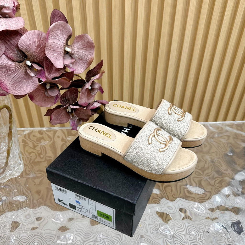 CHANEL PLATFORM SLIPPERS IN LIGHT GREY TWEED AND LAMBSKIN