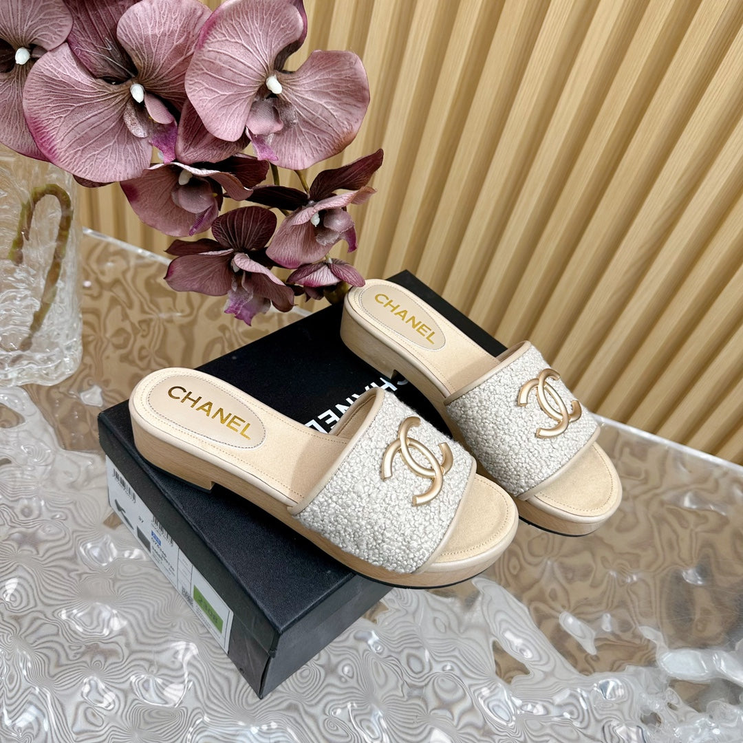 CHANEL PLATFORM SLIPPERS IN LIGHT GREY TWEED AND LAMBSKIN