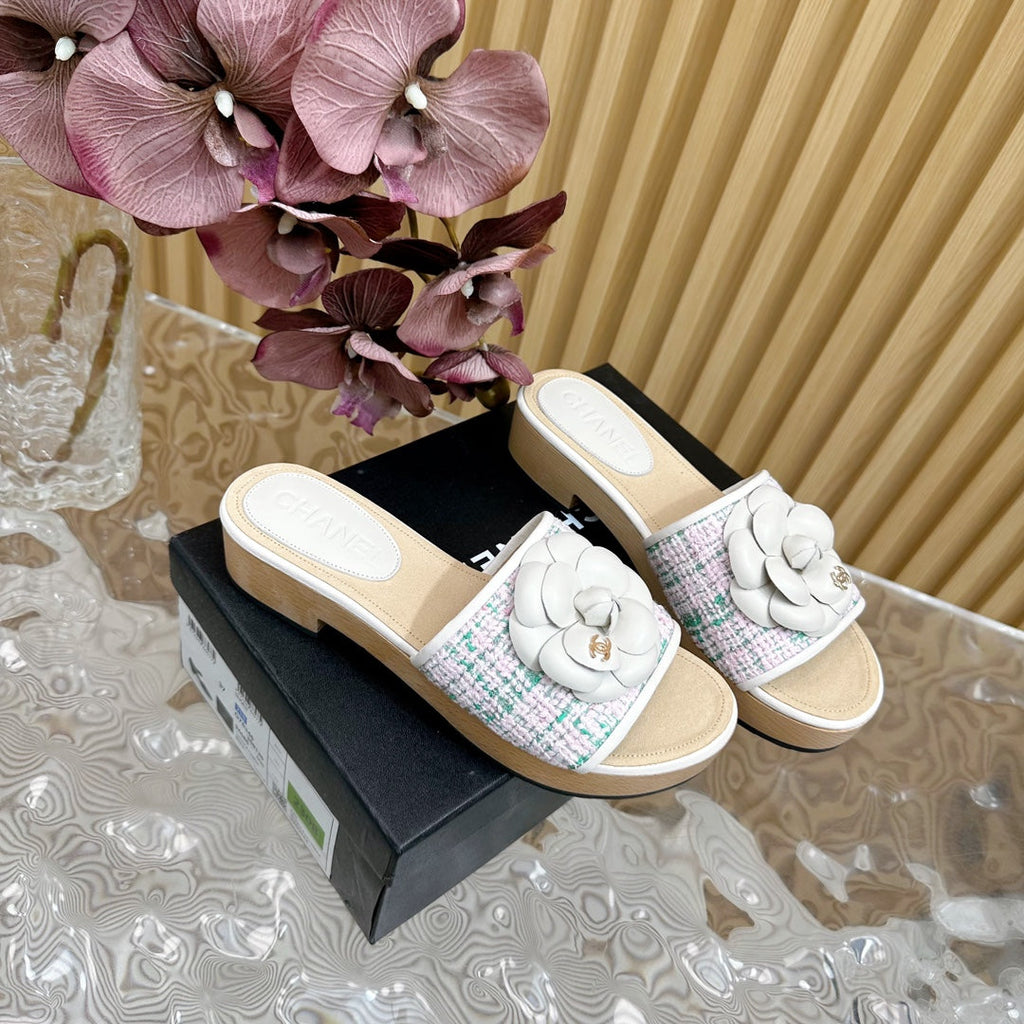 CHANEL PLATFORM SLIPPERS WITH FLOWER IN WHITE LAMBSKIN