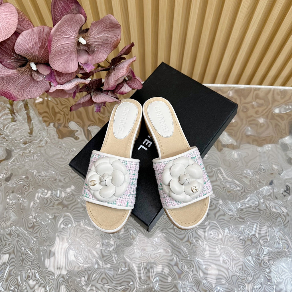 CHANEL PLATFORM SLIPPERS WITH FLOWER IN WHITE LAMBSKIN