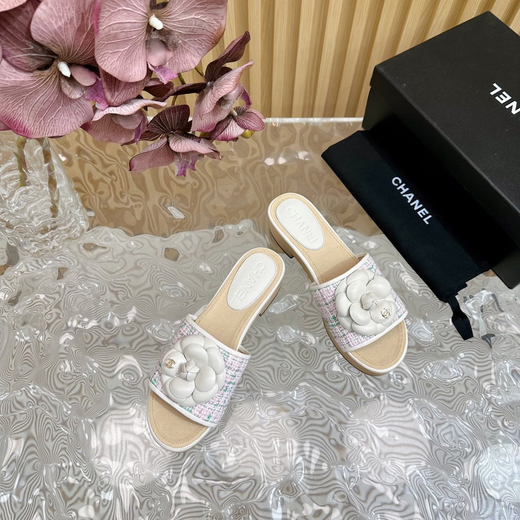 CHANEL PLATFORM SLIPPERS WITH FLOWER IN WHITE LAMBSKIN