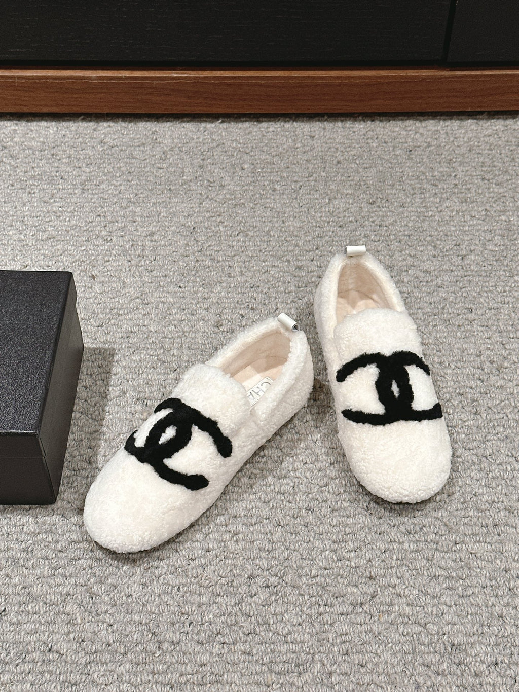 CHANEL LOAFERS IN WHITE FLEECE WITH BLACK LOGO