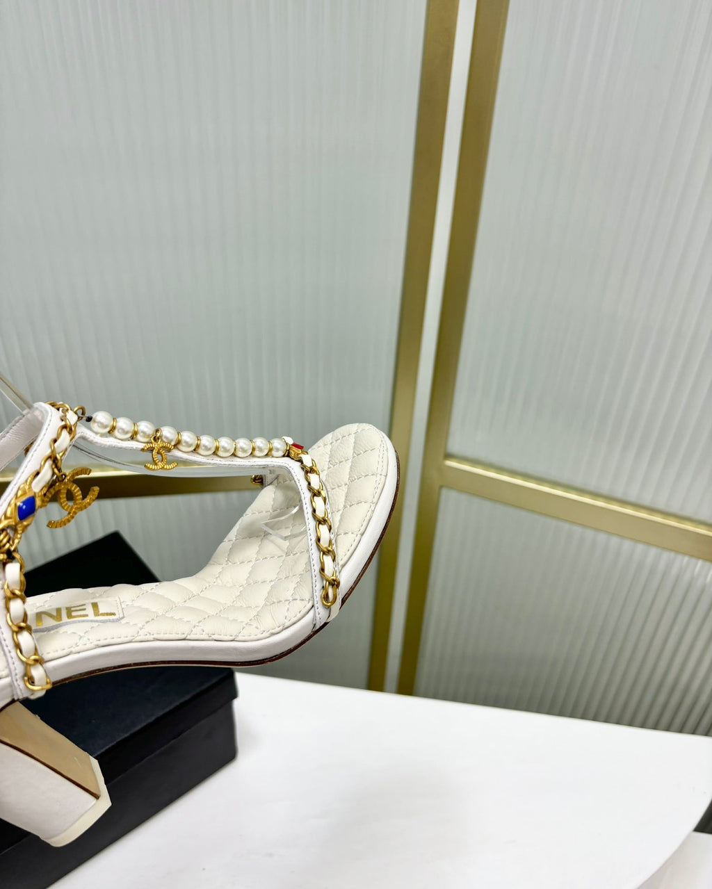 CHANEL HIGH HEELS PEARL CHAIN IN WHITE COWHIDE