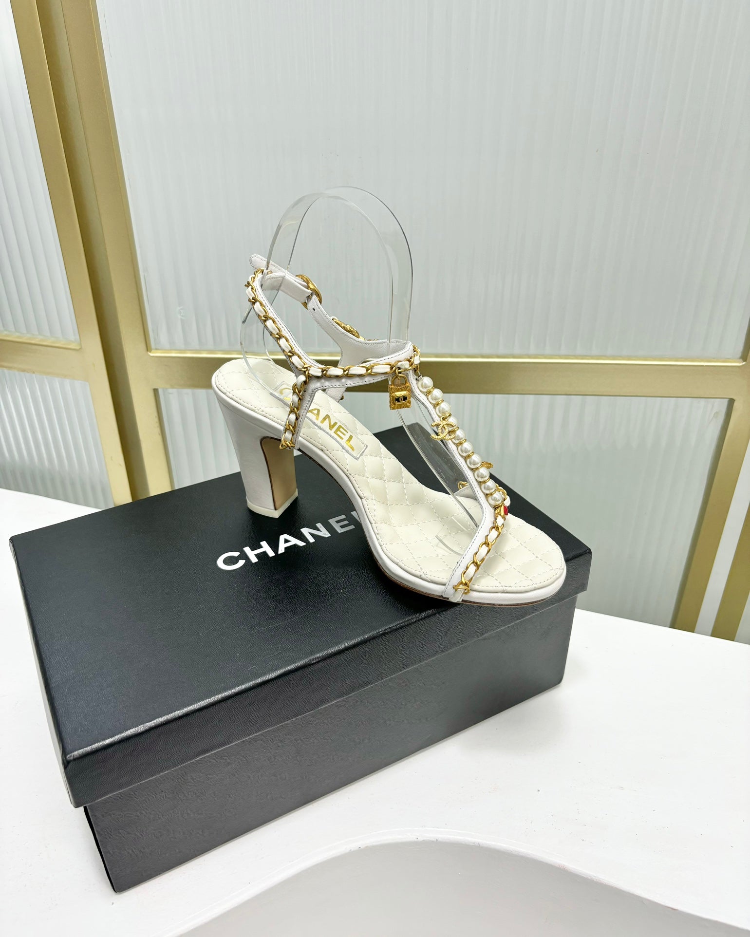 CHANEL HIGH HEELS PEARL CHAIN IN WHITE COWHIDE