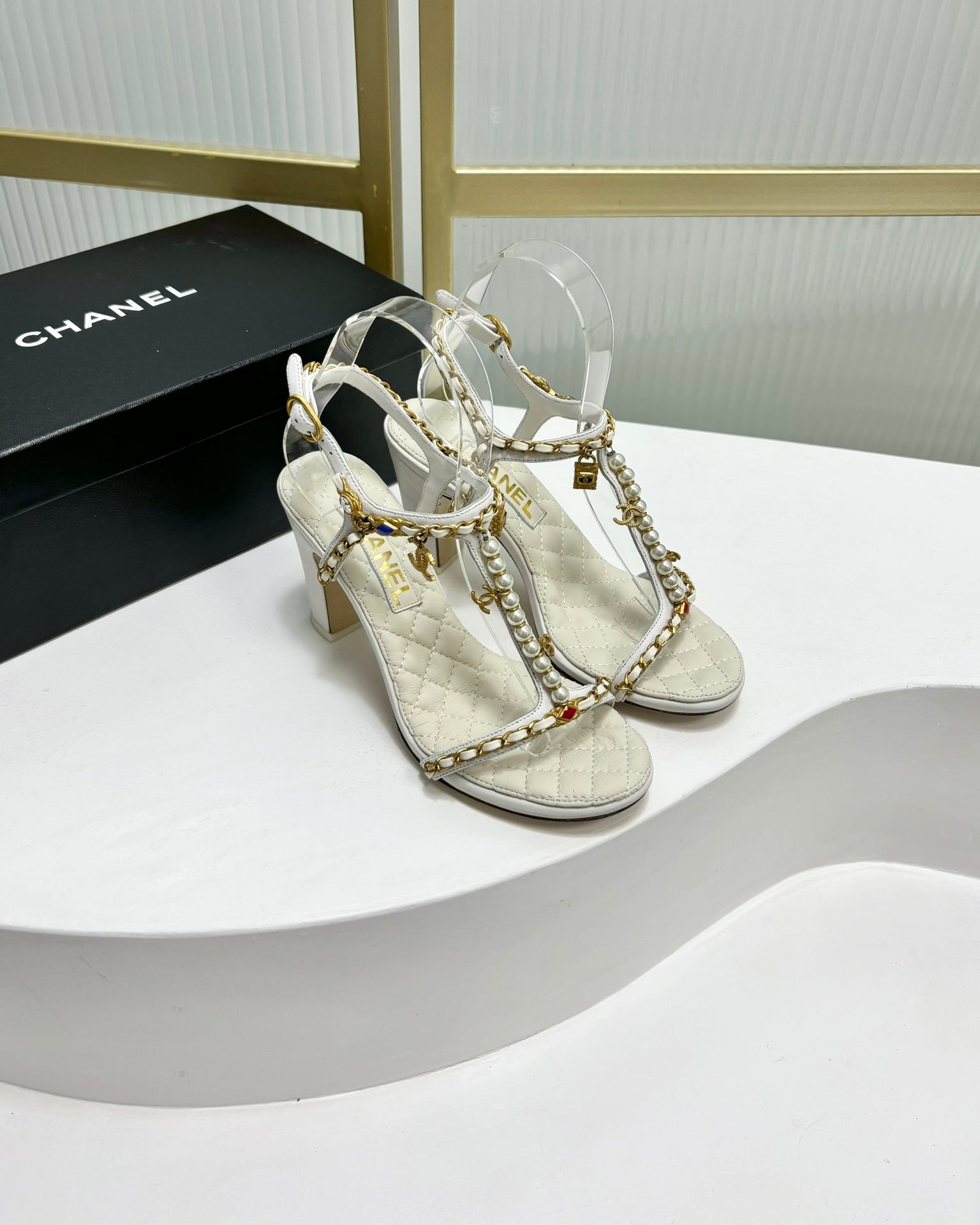 CHANEL HIGH HEELS PEARL CHAIN IN WHITE COWHIDE
