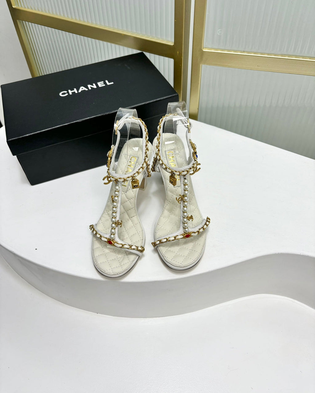 CHANEL HIGH HEELS PEARL CHAIN IN WHITE COWHIDE