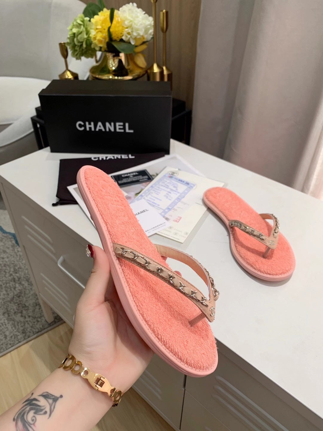 CHANEL THONG SLIPPERS IN LIGHT PINK COWHIDE