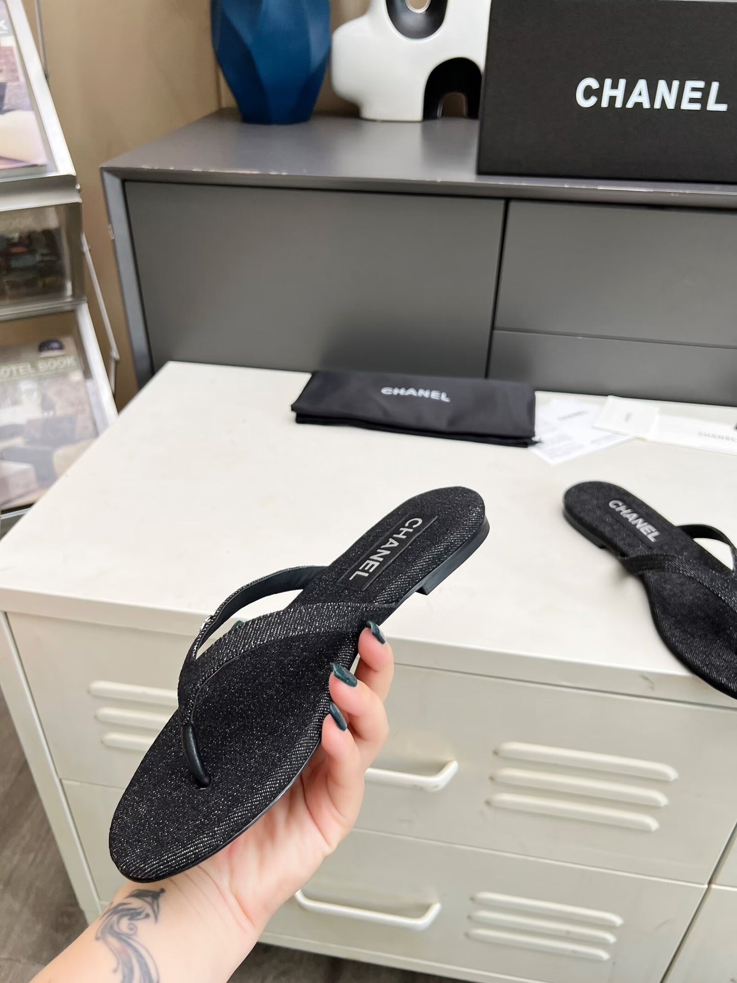 CHANEL THONG SLIPPERS IN BLACK DENIM