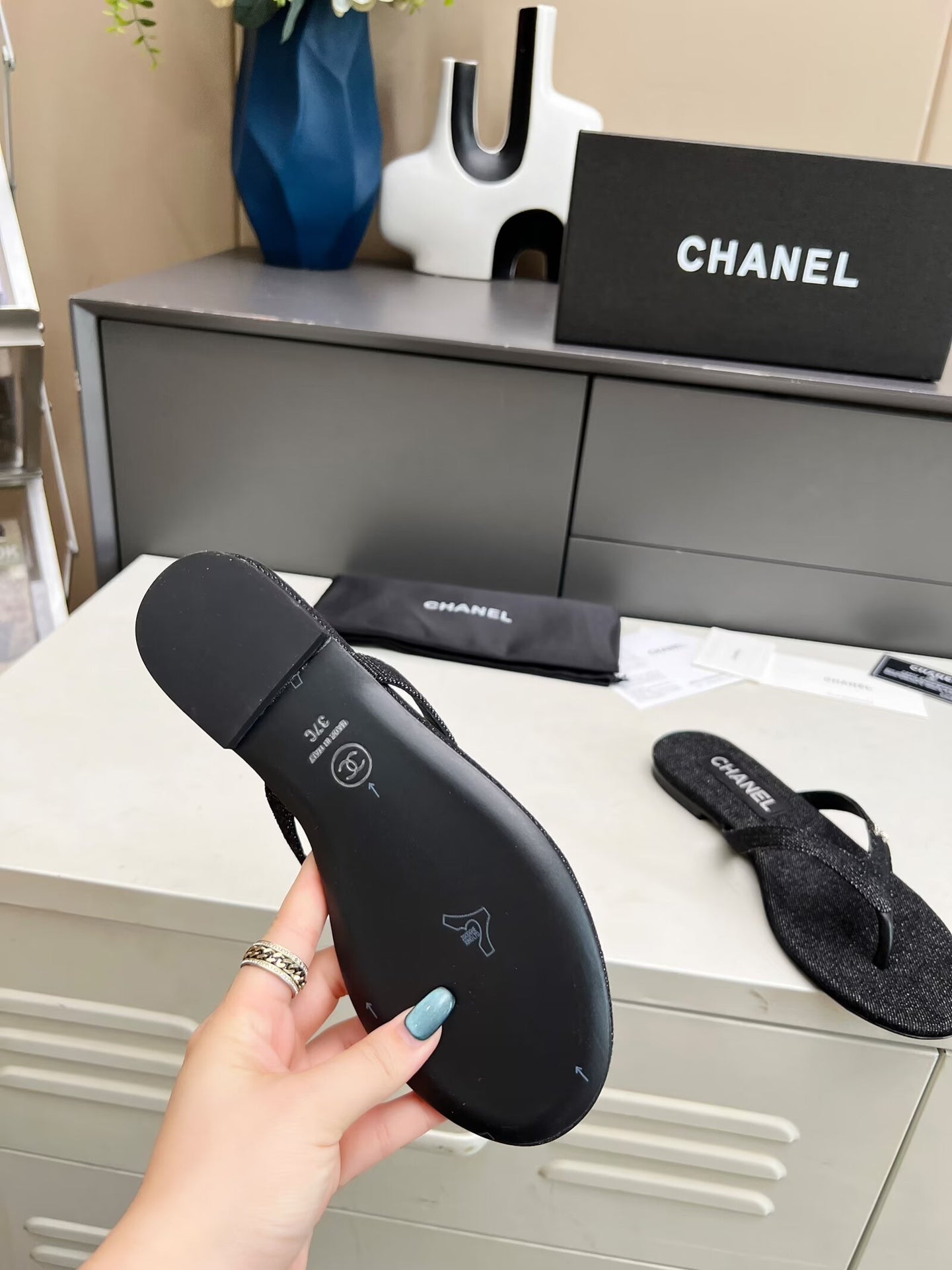 CHANEL THONG SLIPPERS IN BLACK DENIM