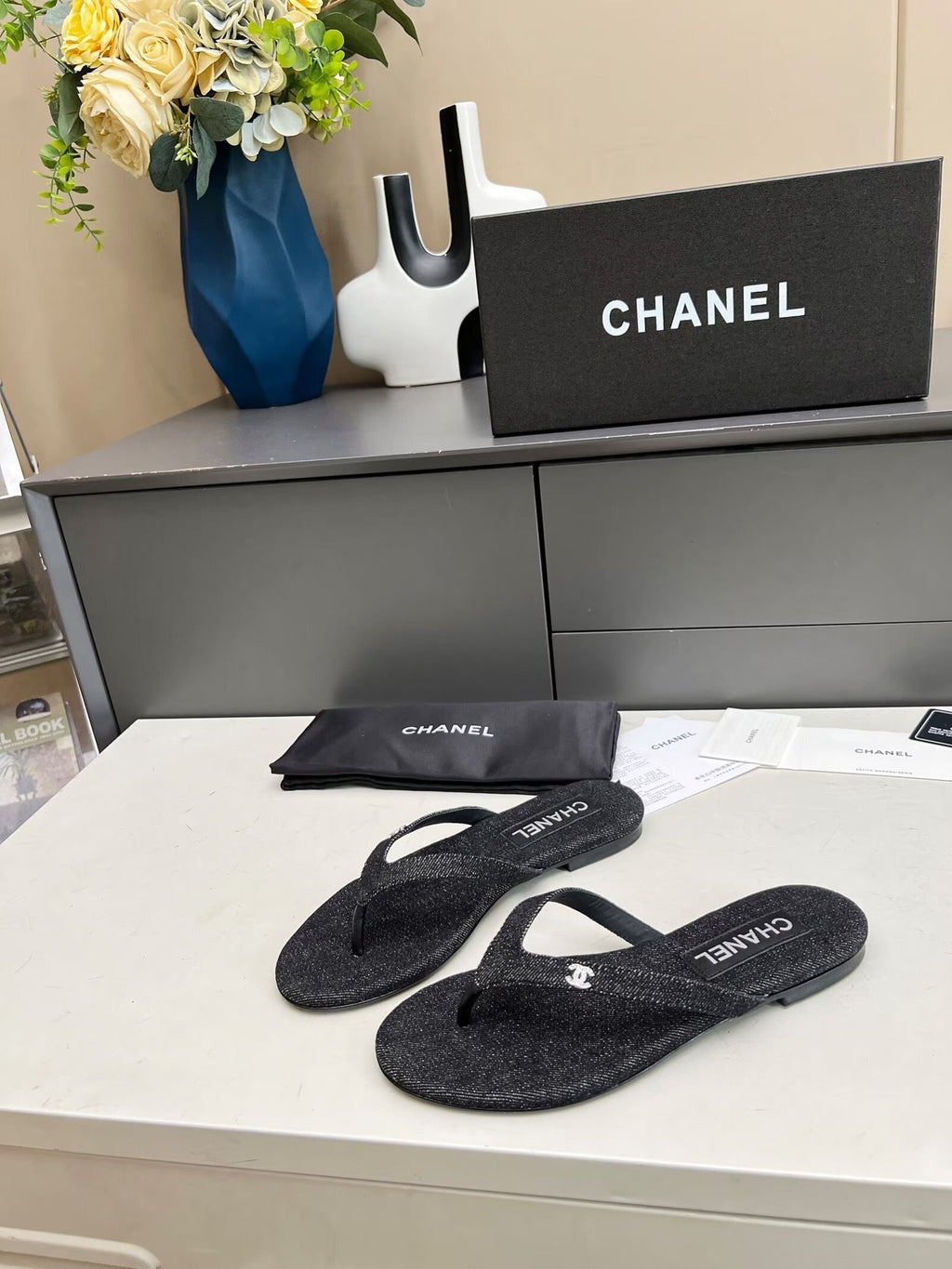 CHANEL THONG SLIPPERS IN BLACK DENIM
