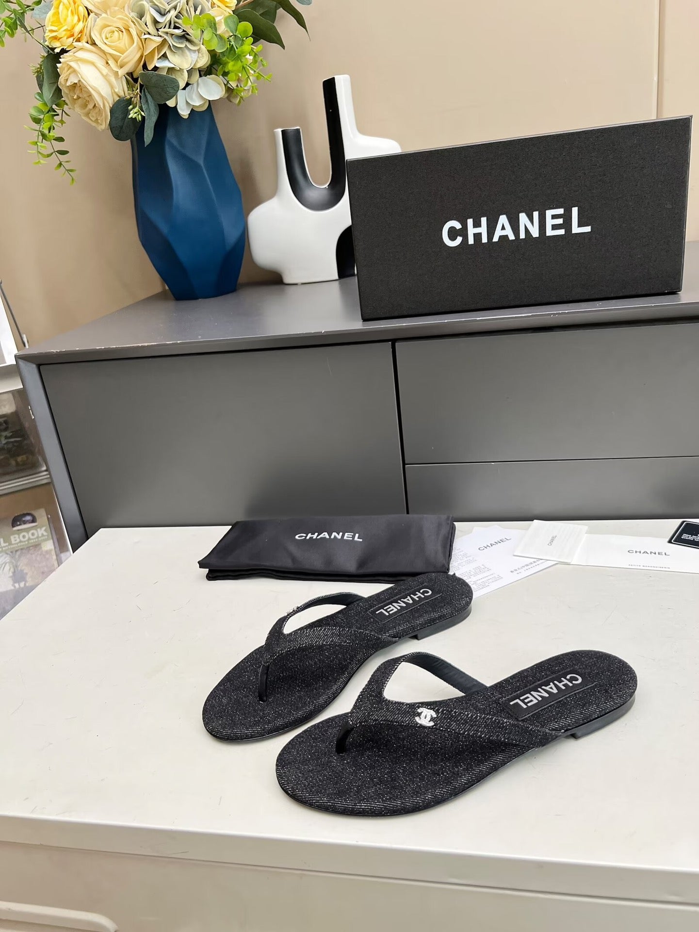 CHANEL THONG SLIPPERS IN BLACK DENIM